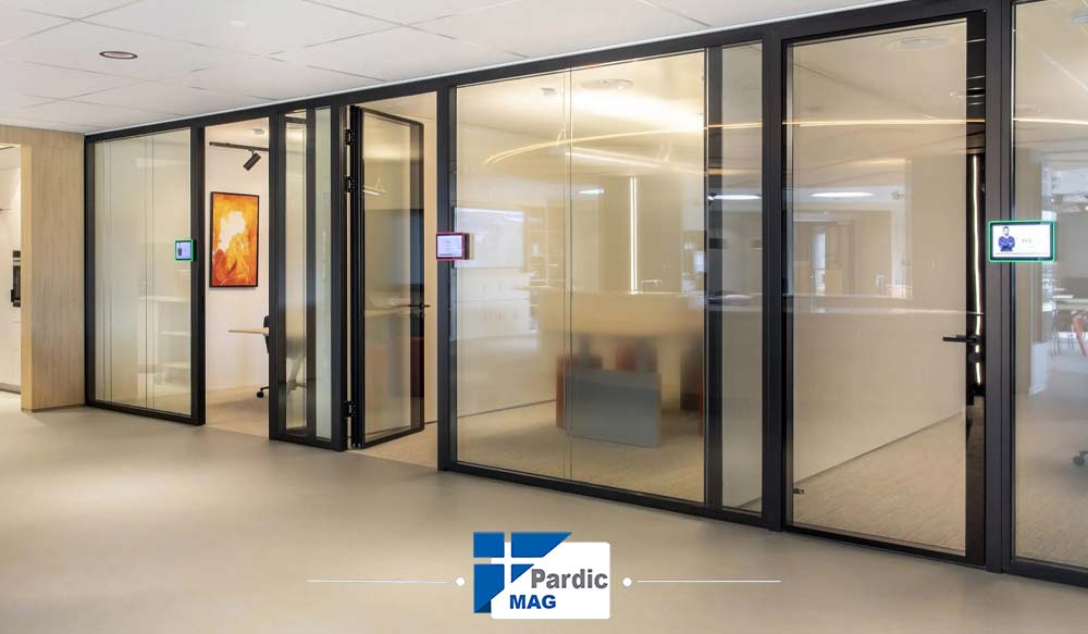 راهنمای جامع انتخاب درب لولایی شیشه ای | پاردیک وین